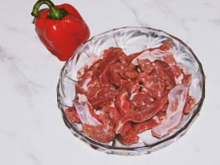 2、铁板黑椒牛柳,牛肉切成大概一厘米的条状