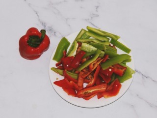 3、铁板黑椒牛柳,红彩椒和青椒也切成条状