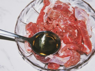 5、铁板黑椒牛柳,腌牛肉，首先放入一勺料酒