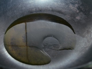 11、铁板黑椒牛柳,腌好牛肉，热油