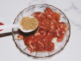 9、铁板黑椒牛柳,再放入一勺黑胡椒粉