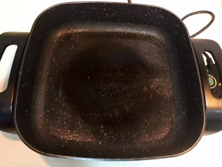 4、冬至美食  正宗东北烤冷面,烤锅刷一层大豆色拉油