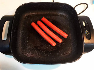 6、冬至美食  正宗东北烤冷面,把火腿肠煎透，表皮微焦