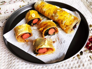 17、冬至美食  正宗东北烤冷面,把煎好的大冷面切成小段就可以吃了~