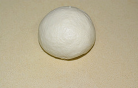 2、栗子酥,揉成表面光滑的面团。