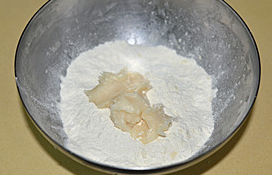 3、栗子酥,再将油酥中的中粉和猪油混合。