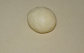 4、栗子酥,揉至面团均匀。