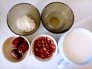 1、红枣花生牛奶,准备好食材。