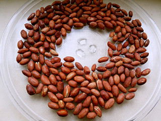 2、红枣花生牛奶,将花生放入微波炉，中间留出空隙，高火2分钟，内外圈的花生倒一下，再高火2分钟。