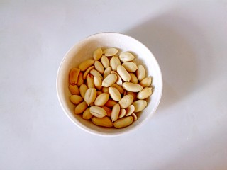 3、红枣花生牛奶,花生晾凉后去皮。