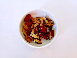 4、红枣花生牛奶,红枣洗净后去核切碎。