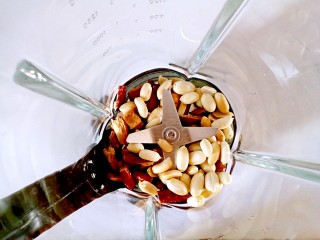 5、红枣花生牛奶,将花生和红枣放入破壁机内。