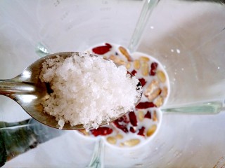 7、红枣花生牛奶,加入白糖。