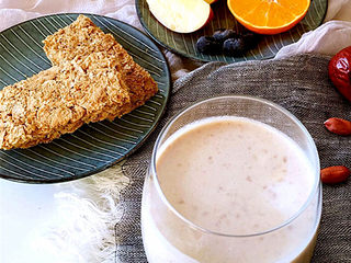 10、红枣花生牛奶,搭配麦片和水果作为早餐也是不错的选择。