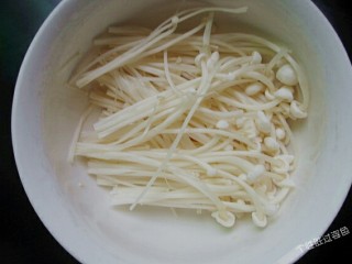 2、番茄金针菇蛋汤,金针菇去根,用手撕成一根一根的,用水冲洗干净待用