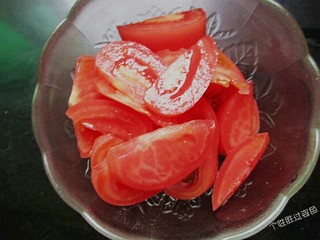 3、番茄金针菇蛋汤,番茄去蒂,切成小块
