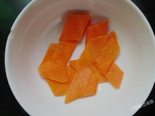 5、番茄金针菇蛋汤,胡萝卜去皮切成薄片