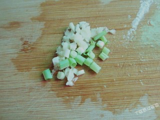 6、番茄金针菇蛋汤,准备蒜末葱末