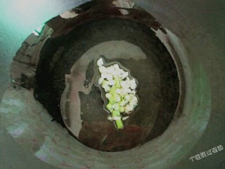 7、番茄金针菇蛋汤,锅内放入少许油,倒入葱蒜沫爆香