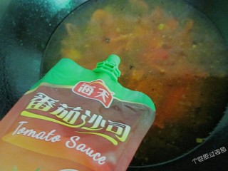 11、番茄金针菇蛋汤,往锅里加入两勺番茄酱