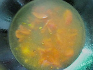 10、番茄金针菇蛋汤,倒入700ML水