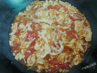 17、番茄金针菇蛋汤,蛋液基本凝固就可以出锅了,上桌前加入几滴香油更美味