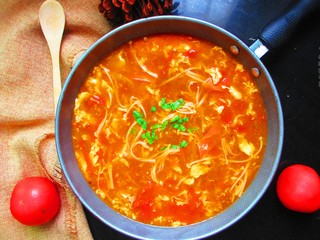 18、番茄金针菇蛋汤,撒点绿色葱花当做点缀,家里没葱了,我就用了一点绿色蔬菜当点缀