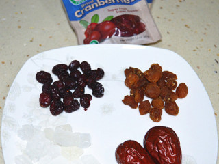 1、蔓越莓红枣桂圆糖水,准备材料