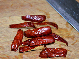 2、蔓越莓红枣桂圆糖水,将大枣洗净，去核，切条备用