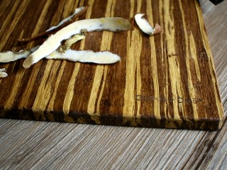 2、红薯甜汤,将红薯削去外皮