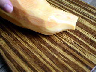 3、红薯甜汤,然后将红薯切块