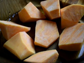 5、红薯甜汤,然后将切好的红薯放入小锅中