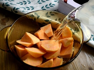 6、红薯甜汤,倒入足量的清水