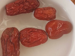 8、红薯甜汤,将红枣清洗干净