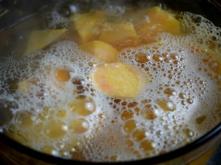 9、红薯甜汤,大火先将水烧开