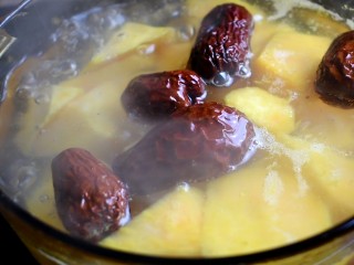 10、红薯甜汤,然后放入红枣，也可以把枣核去掉