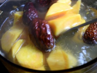 11、红薯甜汤,用勺子搅一搅，避免粘锅