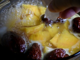 12、红薯甜汤,小火熬煮10分钟后，加入冰糖