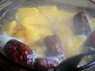 13、红薯甜汤,用勺子搅一搅，再熬煮5分钟即可出锅