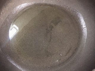 6、香菇板栗,锅中倒入油，烧至五成热。