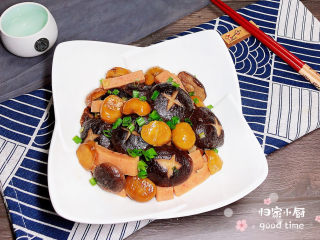 15、香菇板栗,一盘色香味俱全的香菇板栗就做好了，撒上葱花点缀一下，颜值很能打哟！