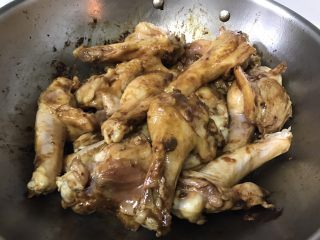 7、酱烧鸭翅根,倒入生抽和醋，翻炒均匀