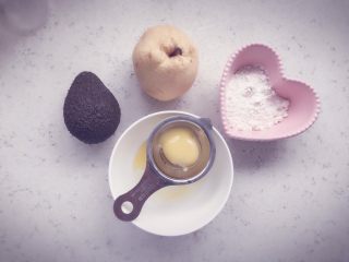 1、酪梨小饼???? 宝宝辅食,准备食材，一个牛油果，一个雪梨，一个鸡蛋，一点面粉