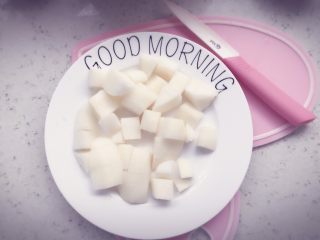 2、酪梨小饼???? 宝宝辅食,将雪梨去皮洗净后切成小块