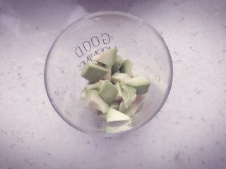 3、酪梨小饼???? 宝宝辅食,将牛油果去皮去核，挖出果肉切小块