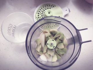 4、酪梨小饼???? 宝宝辅食,将切好块的雪梨和牛油果一起放入辅食机中，适当加入一些清水