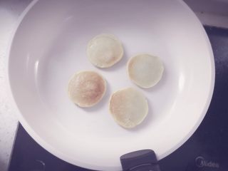 11、酪梨小饼???? 宝宝辅食,等小饼表面基本凝固，四周边缘变色，表面起泡，就可以翻面了，翻面后继续烘一会