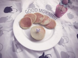 12、酪梨小饼???? 宝宝辅食,酪梨小饼就做好了，我用的雪梨，所以口感会有点小渣渣，但是完全不会噎到宝宝，雪梨也可以换成别的水果～像苹果之类的都行