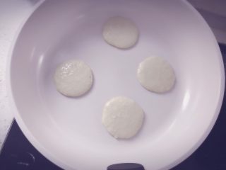 10、酪梨小饼???? 宝宝辅食,不粘锅小火加热，用勺子舀一些面糊垂直倒入锅中，摊成小饼，可以适当抖动一下锅，摊的薄一点