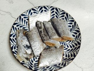1、#年年有余#红烧带鱼,带鱼清洗掏出内脏去掉鱼鳃清洗干净切块备用